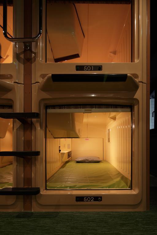 Hotel a capsule Booth Netcafe & Capsule
