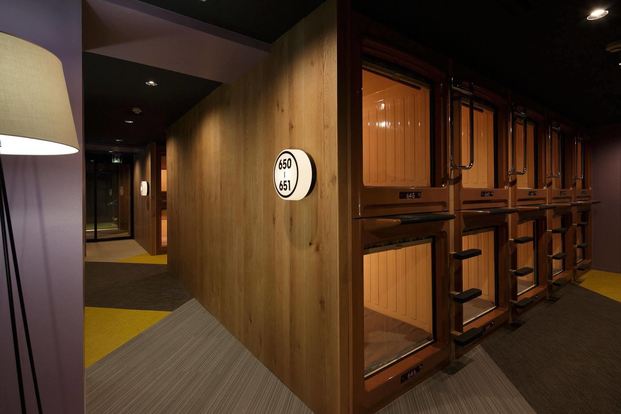 Hotel a capsule Booth Netcafe & Capsule Tokyo