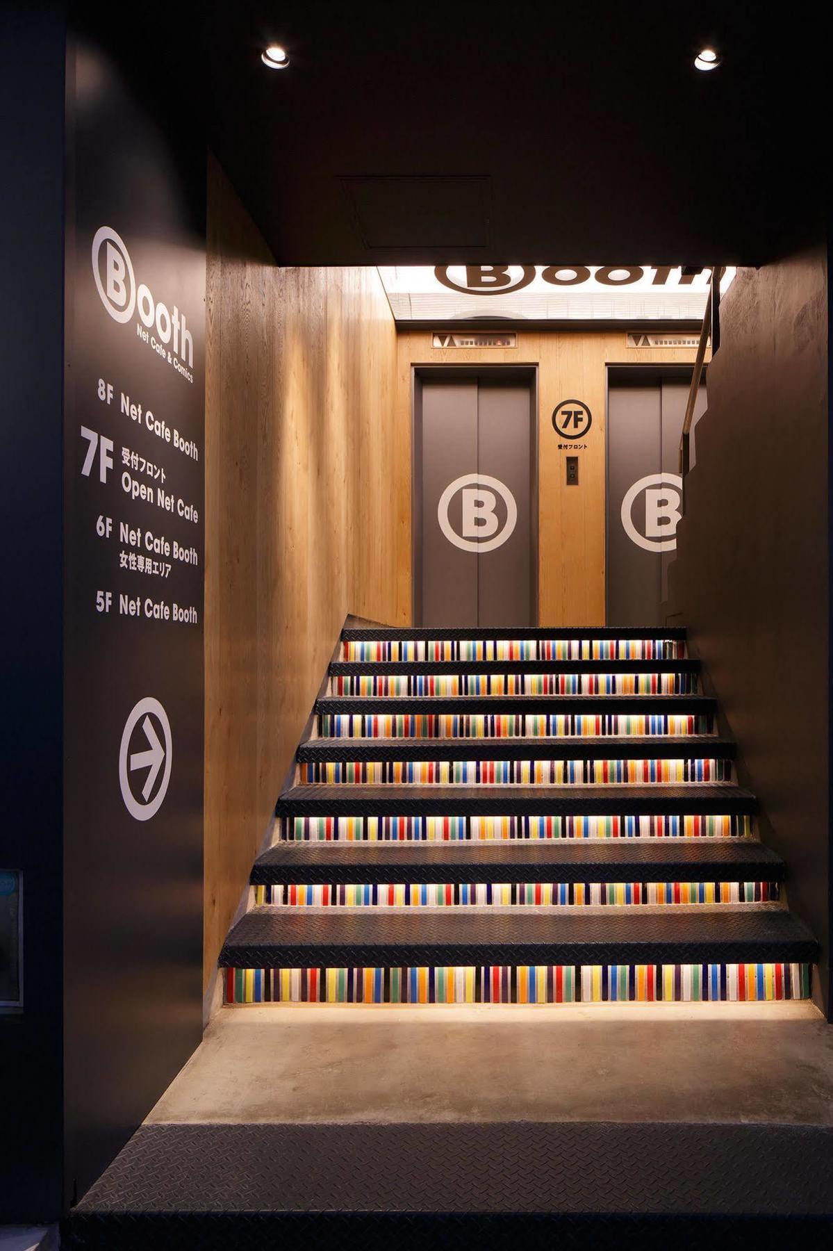 Booth Netcafe & Capsule Hotel a capsule *